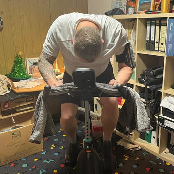Person baut Arbeitsstress ab und genießt ein Gefühl von Freiheit auf einem Wenoker Heimtrainer