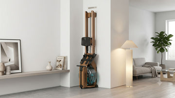 Ein hochwertiges Wenoker RW211-50 Holz-Wasserrudergerät, komplett senkrecht und platzsparend an der Wand eines minimalistischen Wohnzimmers verstaut