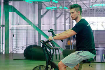 Person trainiert auf dem Wenoker Heimtrainer für Fettverbrennung und Ausdauertraining